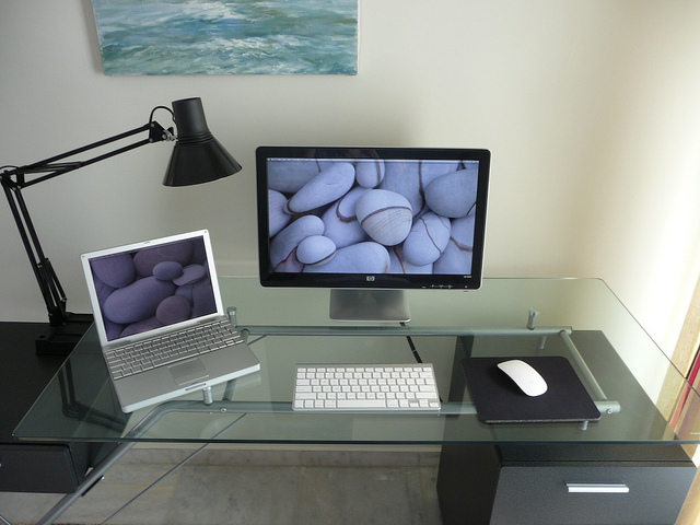 minimalistický pracovní stůl